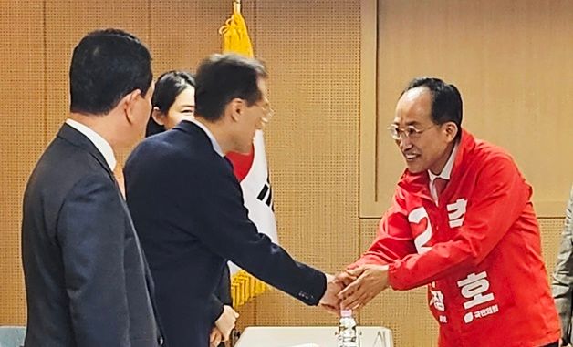 대구 경제인과 인사 나누는 추경호