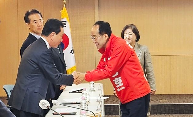대구 경제인과 인사 나누는 추경호