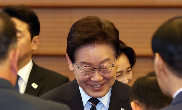 이재명 대통령 내외, 제54회 어버이날 기념식 입장