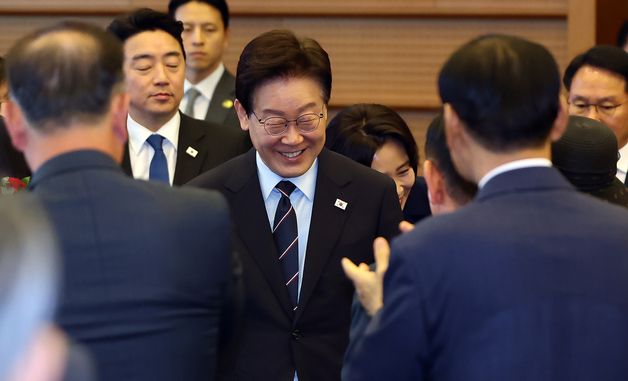 제54회 어버이날 기념식 입장하는 이재명 대통령 내외