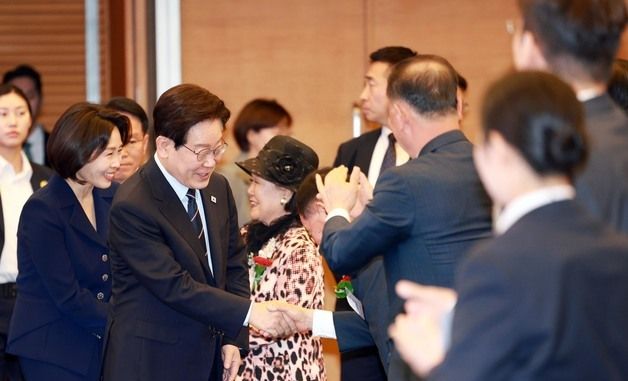 참석자와 악수하는 이재명 대통령