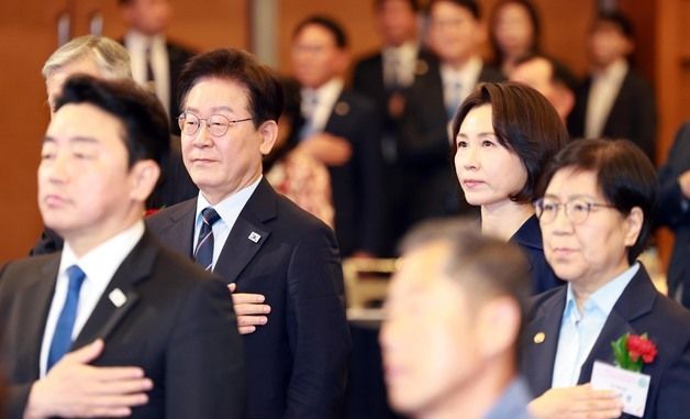 국민의례하는 이재명 대통령과 김혜경 여사