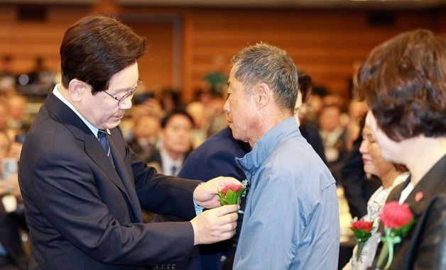 순직 공무원 부모에게 카네이션 달아주는 이재명 대통령