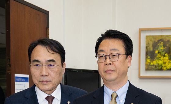 '따까리 하려면 공무원해야' 김문수 민주당 의원 징계안 제출하는 국민의힘