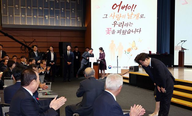 인사하는 이재명 대통령 내외