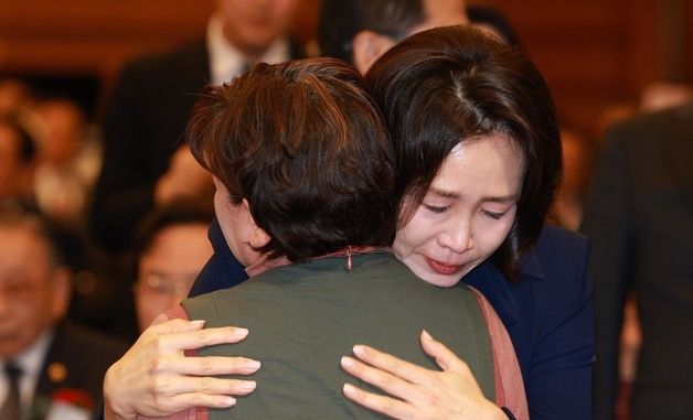 눈물 흘리는 김혜경 여사
