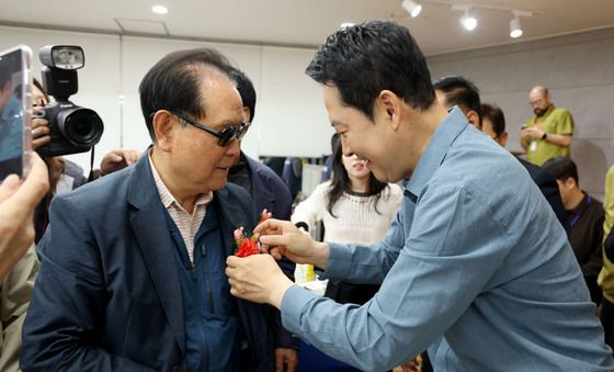 어버이날 카네이션 달아드리는 장동혁 대표