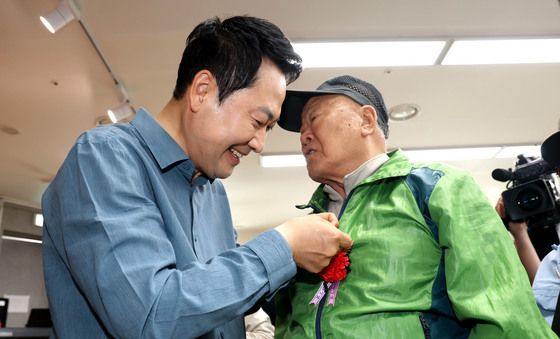 카네이션 달아드리는 장동혁 대표