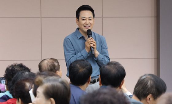 어버이날 어르신들 찾은 장동혁 대표