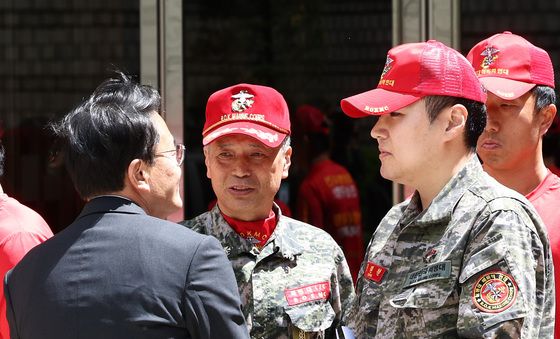 악수하는 박주민 의원·정원철 해병대예비역연대 회장