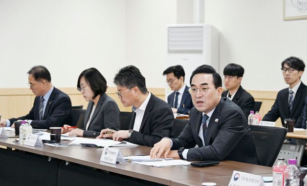 모두발언하는 박홍근 장관