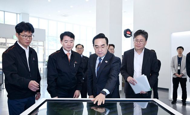 관계자 설명 듣는 박홍근 장관