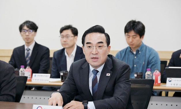 박홍근 장관, 국산 태양광 패널 제조업체 간담회 주재