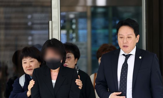 입장 발표 위해 이동하는 채상병 어머니