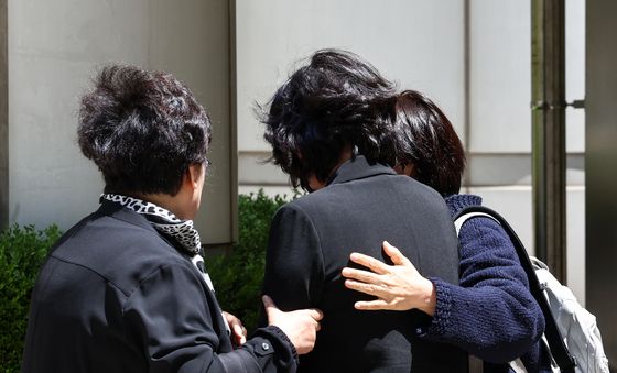 입장 발표 마치고 이동하는 채상병 어머니