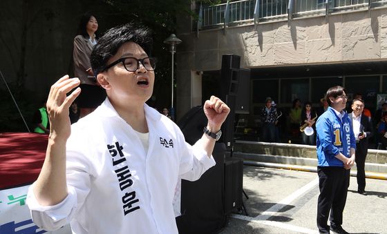 어르신들에게 인사하는 한동훈 무소속 후보