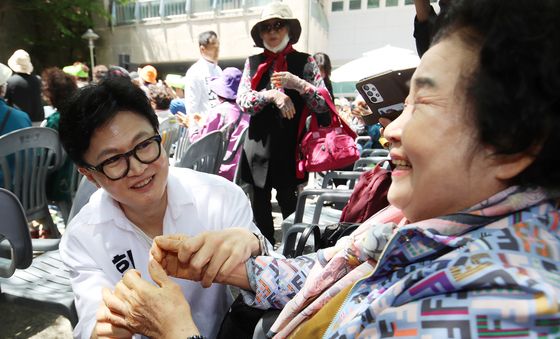 어르신들과 인사하는 한동훈 무소속 후보