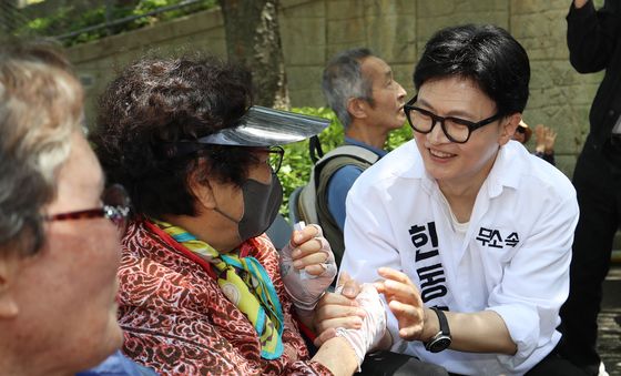 어버이날 행사 찾은 한동훈 무소속 후보