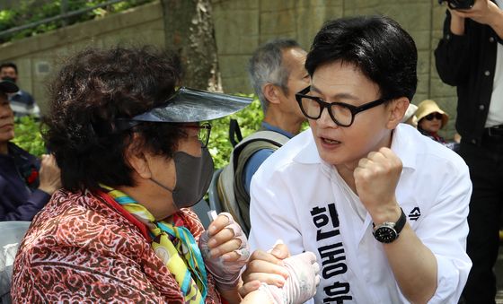 어르신과 인사 나누는 한동훈 후보