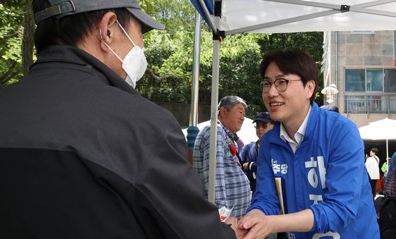 어르신과 악수하는 하정우 민주당 후보