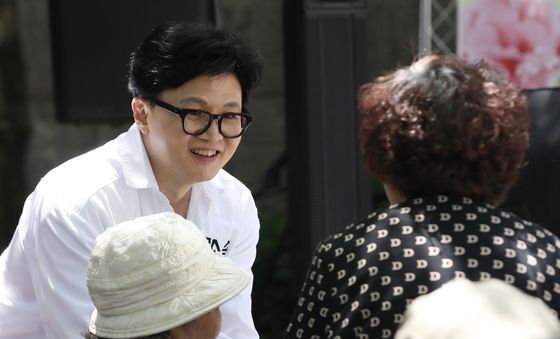어르신과 인사하는 한동훈