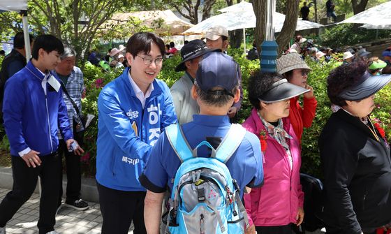 어버이날 행사 참석한 하정우 후보
