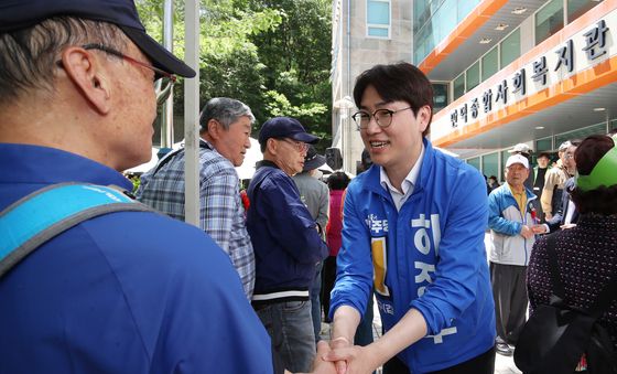 어버이날, 어르신과 악수하는 하정우 후보