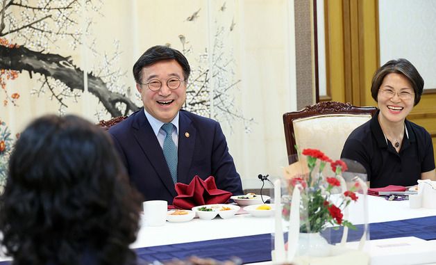 윤호중 행안부 장관, 어버이날 기념 환경실무원 오찬 간담회