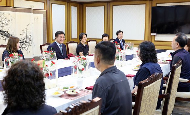 윤호중 장관, 어버이날 기념 환경실무원 오찬 간담회