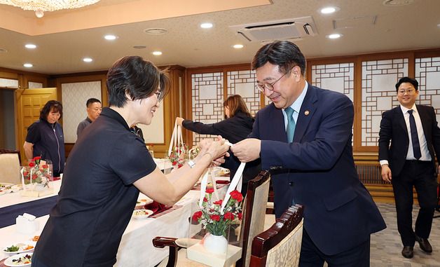카네이션 전달하는 윤호중 장관