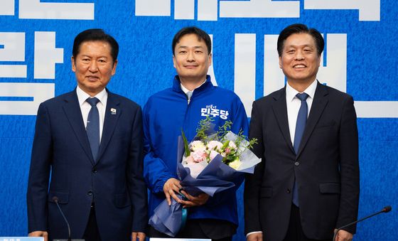 '인재영입 4호' 김영빈 변호사와 기념촬영하는 민주당 지도부