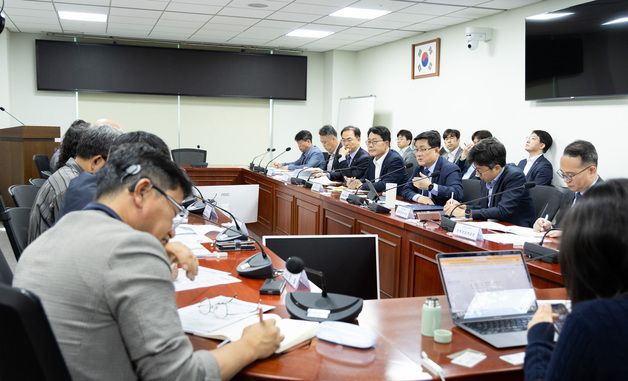 송전 전력망 건설 반대 지역별 대표들 만난 김성환 장관