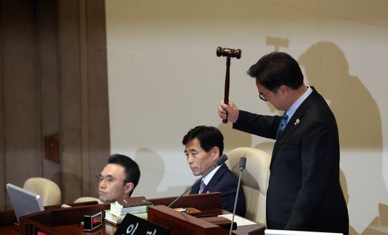 "개헌안 상정 안한다" 거세게 의사봉 내리치는 우원식