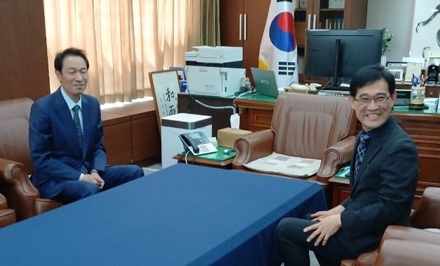 \"조언을 구합니다\"…조용기 원주시의장 만난 우상호