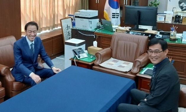 \"조언을 구합니다\"…조용기 원주시의장 만난 우상호