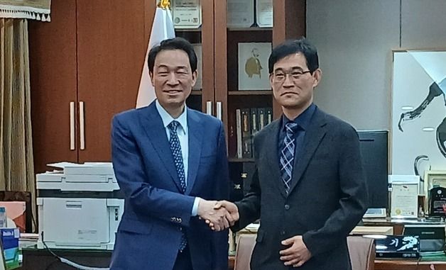 \"조언을 구합니다\"…조용기 원주시의장 만난 우상호