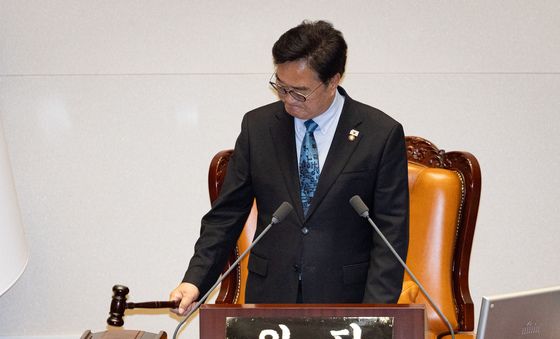 산회 선언하는 우원식 국회의장