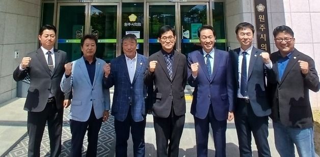 \"반갑습니다\"…조용기 원주시의장 찾아온 우상호