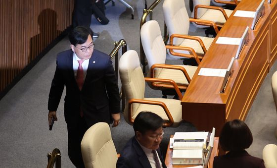 본회의 퇴장하는 국민의힘