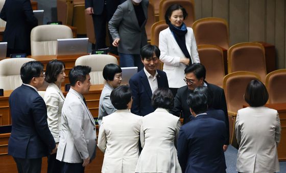 산회 선포 후 인사 나누는 우원식 국회의장