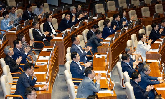 우원식 의장 향해 박수 보내는 여야 의원들