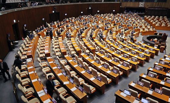 본회의장 나서는 국민의힘 의원들