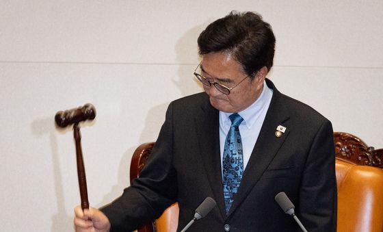 굳은 표정으로 의사봉 두드리는 우원식 의장