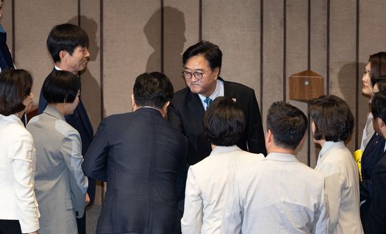 의원들과 인사하는 우원식 의장
