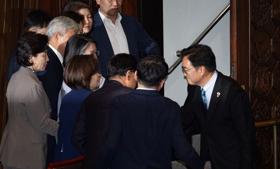 우원식 의장 배웅하는 여야 의원들