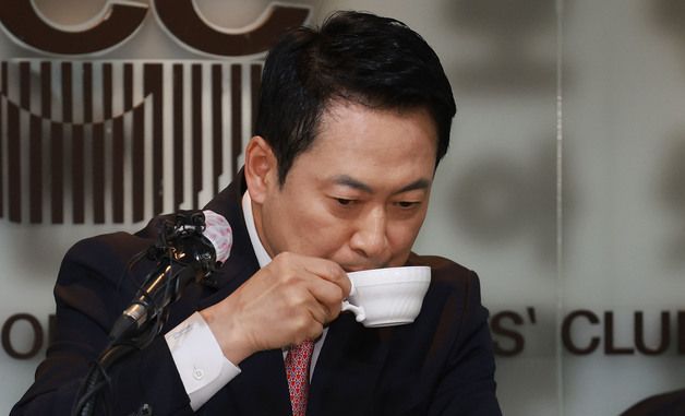 목 축이는 장동혁 대표