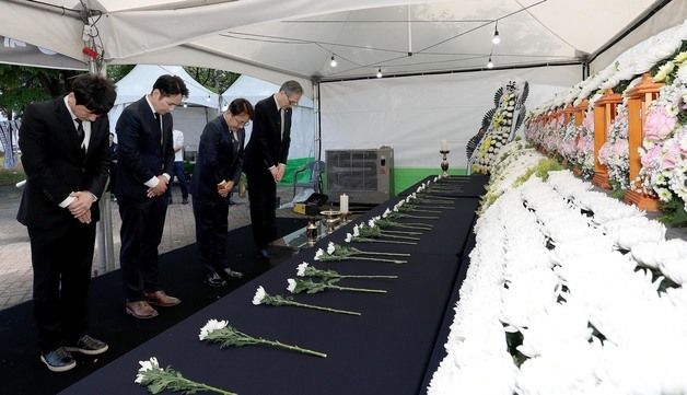 대전 안전공업 합동분향소 조문하는 김광용 본부장