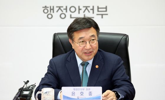 발언하는 윤호중 장관