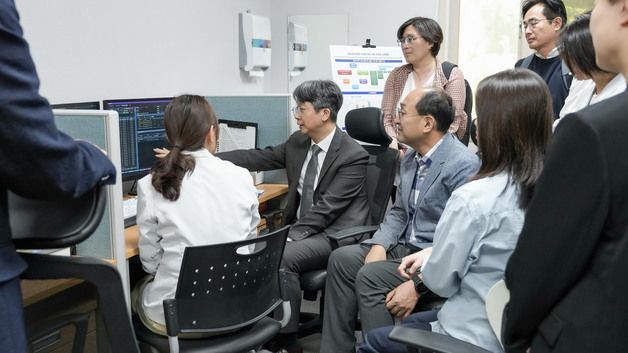 항생제 적정사용 관리 운영 현황 점검하는 임승관 청장