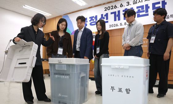 투표함 봉함-봉인 관련 설명듣는 공정선거참관단